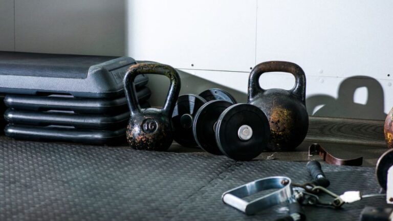 Edzőtermi felszerelés otthonra: Miért érdemes súlyzót és fitnesz szőnyeget beszerezni